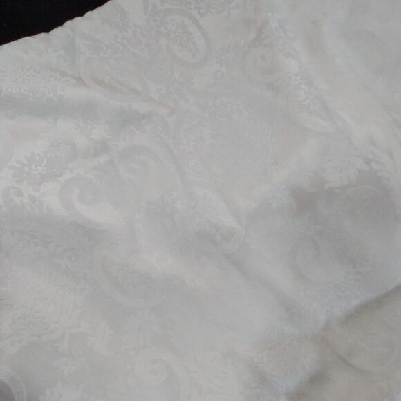 VINTAGE REGAL ARTISTRY DAMASK CREAM FULL SIZED TABLECLOTH, SATINY & DELICIOUS! - Picture 10 of 11